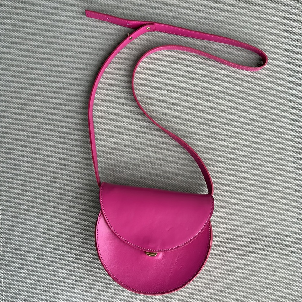 Woman’s bag. Pink cross-shoulder leather bag.Excellent condition